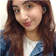 Joven proactiva con experiencia en clases de inglés para principiantes